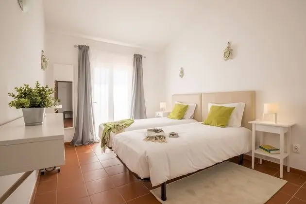Deluxe Tek Büyük veya İki Ayrı Yataklı Oda, 1 Yatak Odası, Ortak Banyo, Havuz Manzaralı