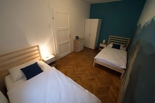 İki Ayrı Yataklı Oda, Ortak Banyo