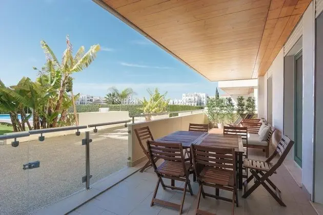 Apart Daire, 2 Yatak Odası, Teras, Havuz Manzaralı