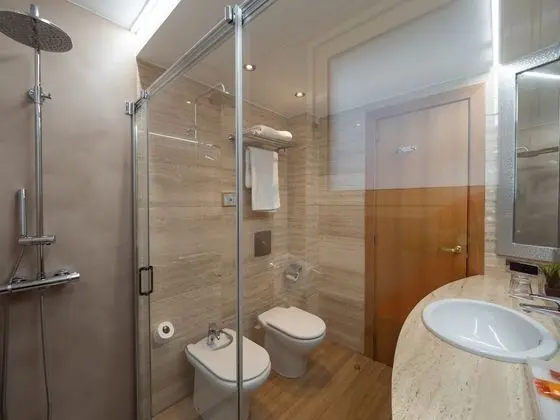 Büyük Yataklı Tek Kişilik Oda