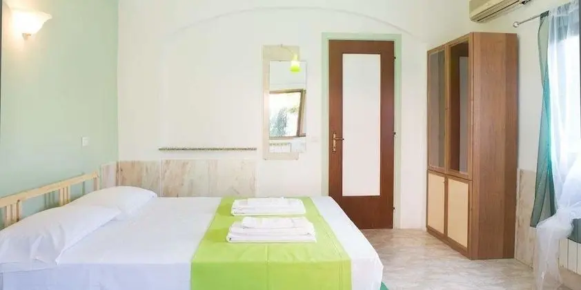 Üç Kişilik Oda, Ortak Banyo, Bahçe Manzaralı