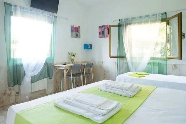 Üç Kişilik Oda, Ortak Banyo, Bahçe Manzaralı