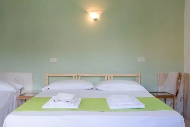 Üç Kişilik Oda, Ortak Banyo, Bahçe Manzaralı