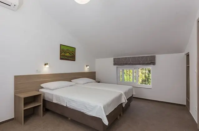 Tek Büyük veya İki Ayrı Yataklı Oda, Bahçe Manzaralı