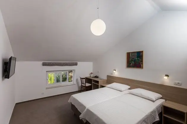 Tek Büyük veya İki Ayrı Yataklı Oda, Bahçe Manzaralı