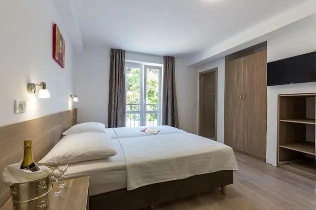 Tek Büyük veya İki Ayrı Yataklı Oda, Bahçe Manzaralı