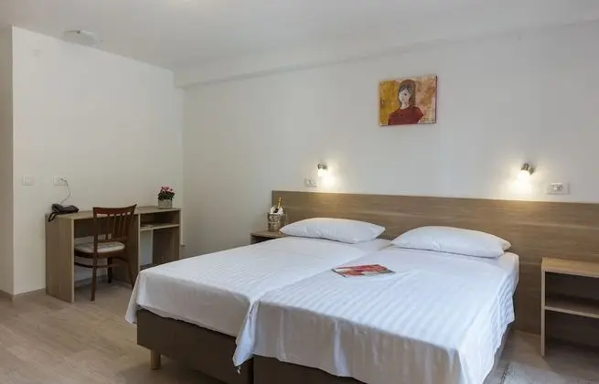 Tek Büyük veya İki Ayrı Yataklı Oda, Bahçe Manzaralı