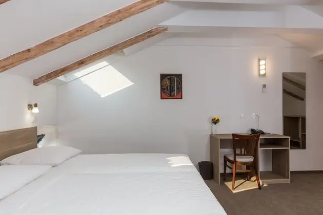 Üç Kişilik Oda, Deniz Manzaralı