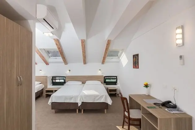 Üç Kişilik Oda, Deniz Manzaralı