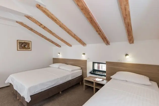 Üç Kişilik Oda, Deniz Manzaralı