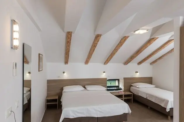 Üç Kişilik Oda, Deniz Manzaralı