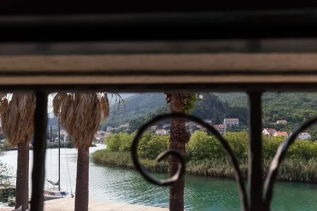 Üç Kişilik Oda, Deniz Manzaralı