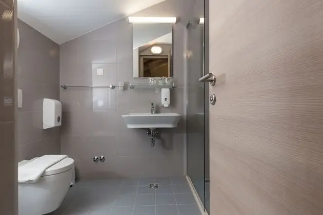 Üç Kişilik Oda, Deniz Manzaralı