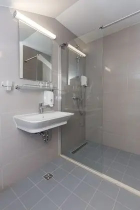 Üç Kişilik Oda, Deniz Manzaralı