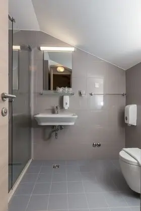 Üç Kişilik Oda, Deniz Manzaralı