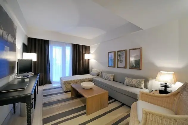 Junior Süit, Havuz Manzaralı (2 Adults + 1 Child)