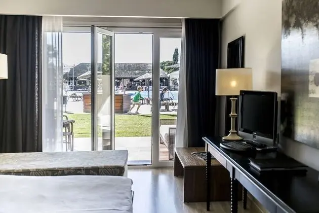 Junior Süit, Havuz Manzaralı (2 Adults + 1 Child)