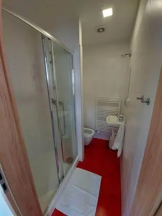 Üç Kişilik Oda, Ortak Banyo