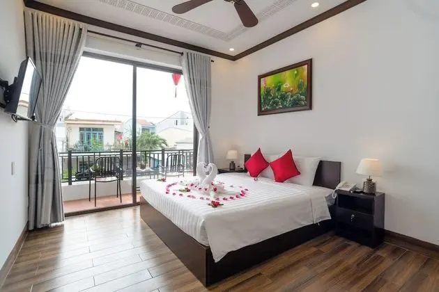 Deluxe Tek Büyük Yataklı Oda, Balkon, Havuz Manzaralı