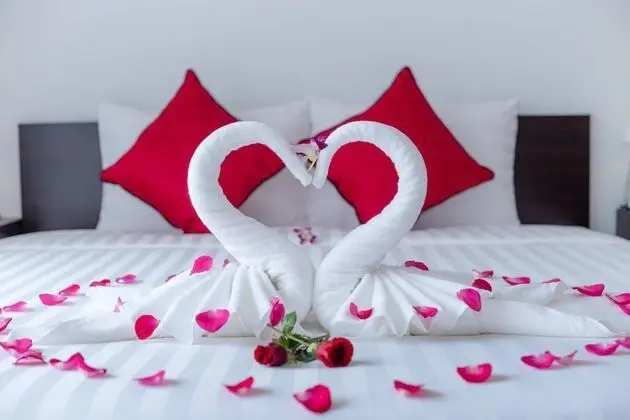 Deluxe Tek Büyük Yataklı Oda, Balkon, Havuz Manzaralı