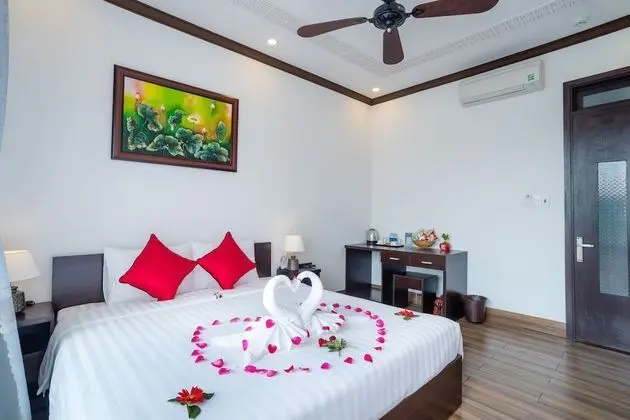 Deluxe Tek Büyük Yataklı Oda, Balkon, Havuz Manzaralı