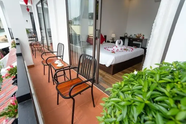 Deluxe Tek Büyük Yataklı Oda, Balkon, Havuz Manzaralı