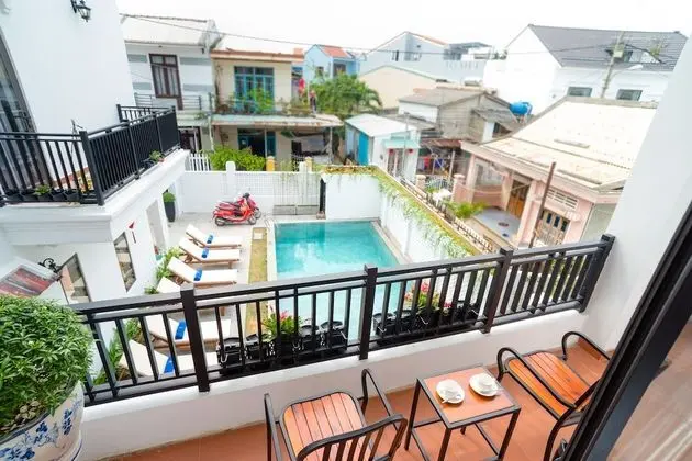 Deluxe Tek Büyük Yataklı Oda, Balkon, Havuz Manzaralı
