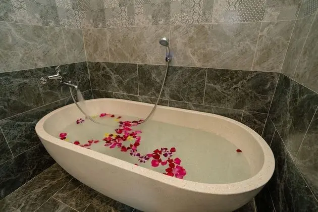 Deluxe Tek Büyük Yataklı Oda, Balkon, Havuz Manzaralı