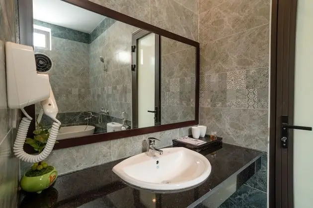 Deluxe Tek Büyük Yataklı Oda, Balkon, Havuz Manzaralı