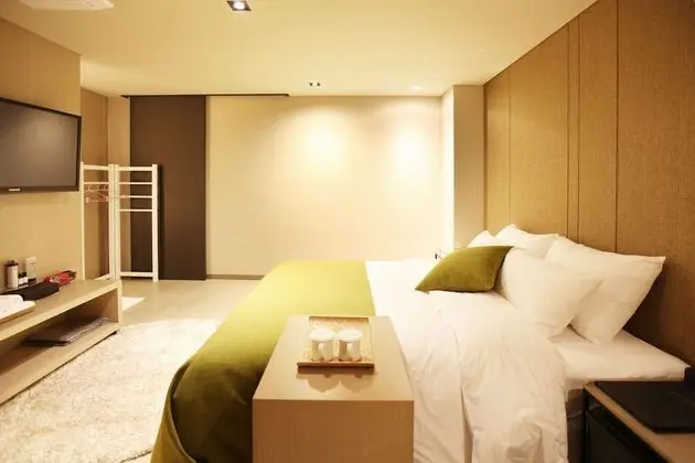 Deluxe Room (Saturday Check-in Time: 8 PM)