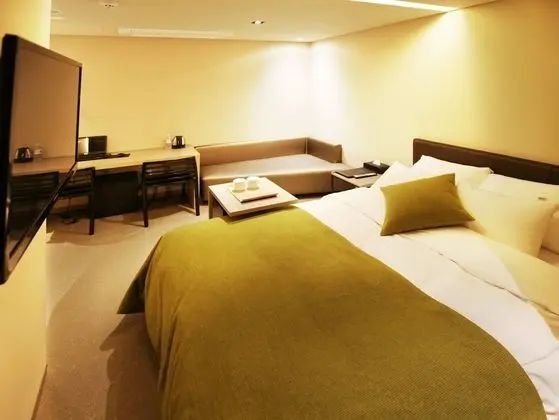 Deluxe Room (Saturday Check-in Time: 8 PM)