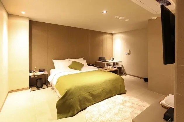 Deluxe Room (Saturday Check-in Time: 8 PM)