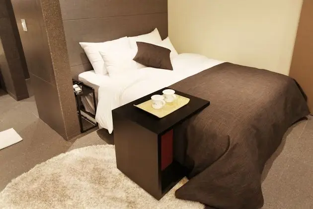 Deluxe Room (Saturday Check-in Time: 8 PM)
