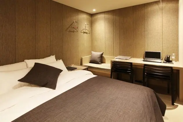 Deluxe Room (Saturday Check-in Time: 8 PM)