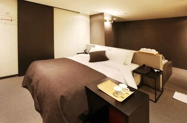Deluxe Room (Saturday Check-in Time: 8 PM)