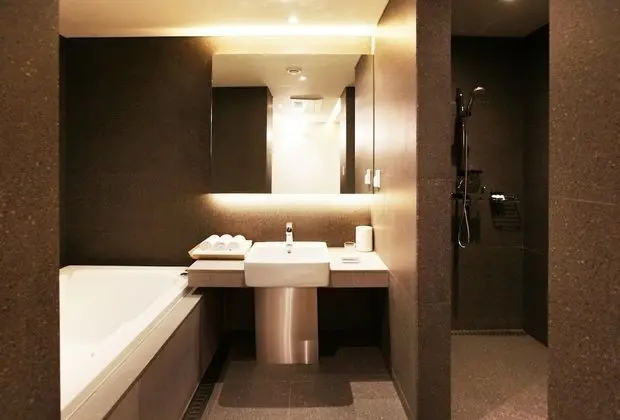 Deluxe Room (Saturday Check-in Time: 8 PM)
