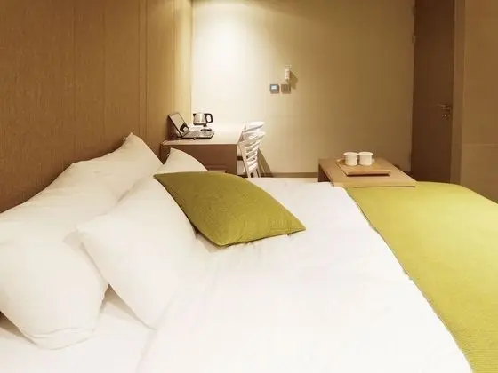 Deluxe Room (Saturday Check-in Time: 8 PM)