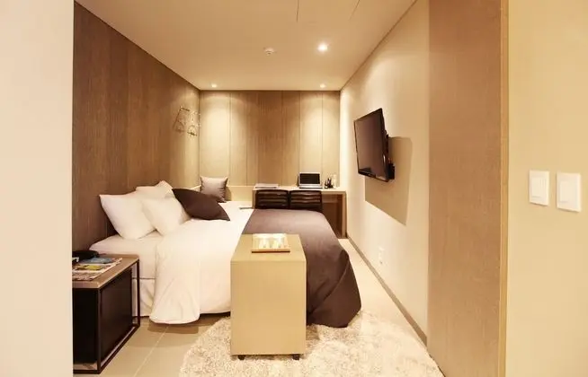 Deluxe Room (Saturday Check-in Time: 8 PM)