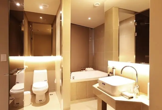 Deluxe Room (Saturday Check-in Time: 8 PM)