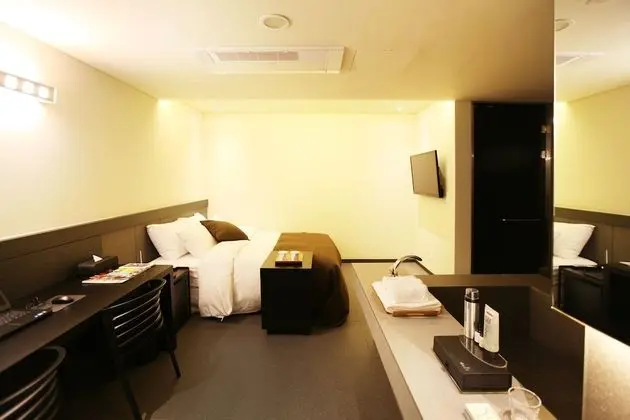 Deluxe Room (Saturday Check-in Time: 8 PM)