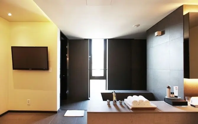 Deluxe Room (Saturday Check-in Time: 8 PM)