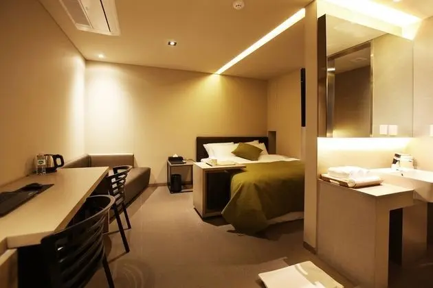 Deluxe Room (Saturday Check-in Time: 8 PM)