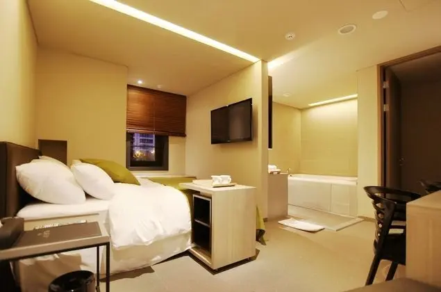 Deluxe Room (Saturday Check-in Time: 8 PM)