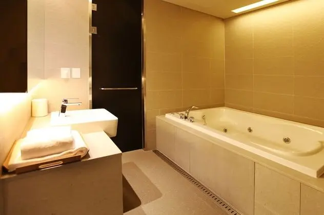 Deluxe Room (Saturday Check-in Time: 8 PM)