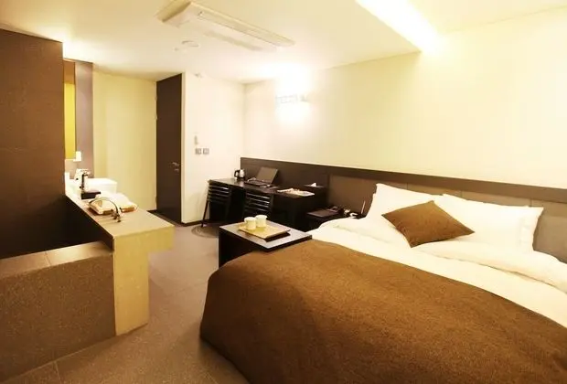 Deluxe Room (Saturday Check-in Time: 8 PM)