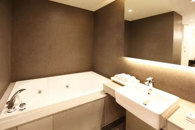 Deluxe Room (Saturday Check-in Time: 8 PM)