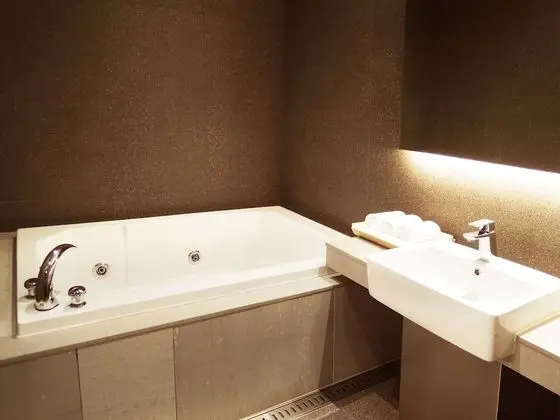 Deluxe Room (Saturday Check-in Time: 8 PM)