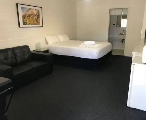 Standard Oda, Sigara İçilmez (Motel Queen Room)