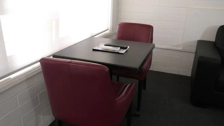 Standard Oda, Sigara İçilmez (Motel Queen Room)