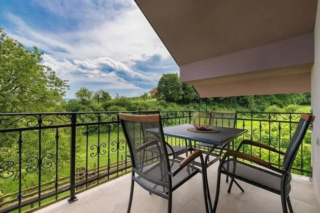 Family Ev, 1 Yatak Odası, Dağ Yamacı (Vineyard Cottage Radovlja With Sauna)